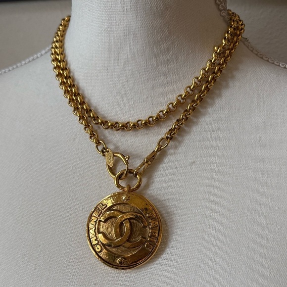RARE Vintage CHANEL Gold CC Paris Medallion Mirror Pendant Chain Necklace - Picture 1 of 9